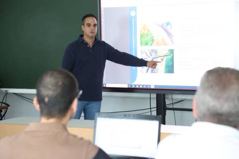 Sebastián Guillén mostrando en el curso los diques de la desembocadura del Segura en Guardamar.